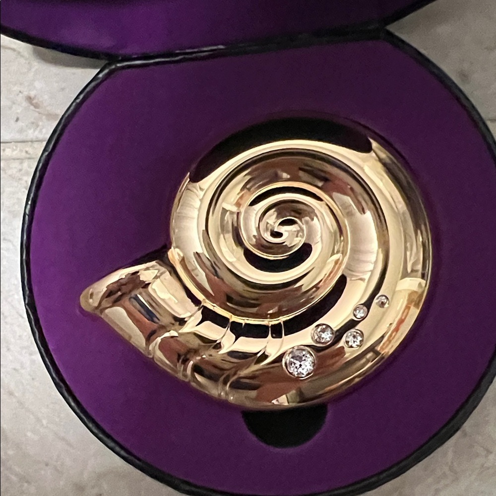 Besame Cosmetics Ursula’s Gold Shell Compact Highlighter - Picture 2 of 4